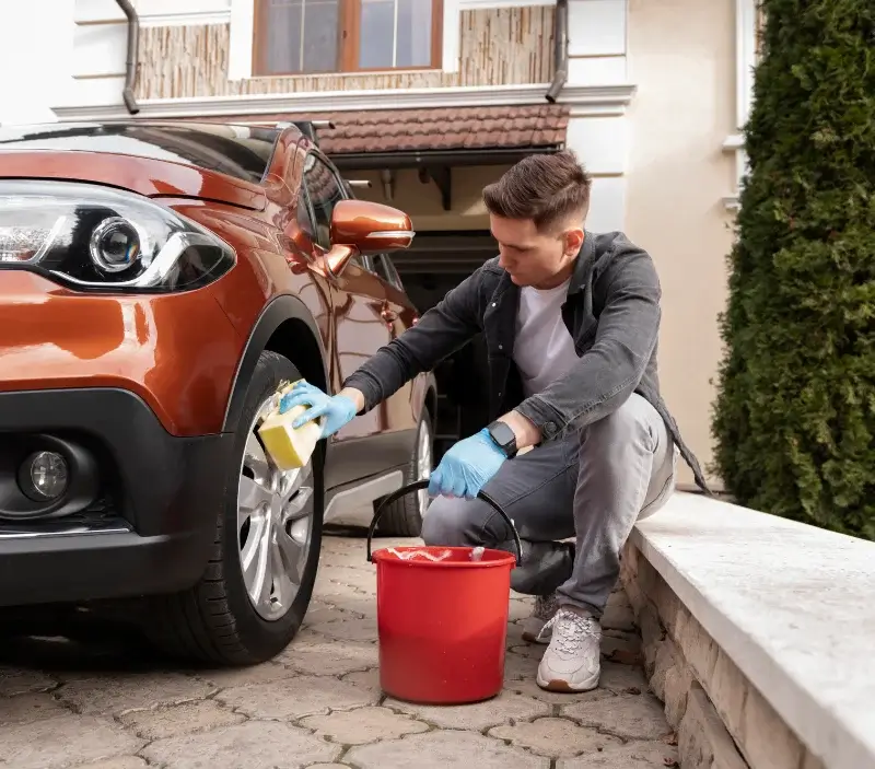 Lavage auto à domicile Tiviers : professionnel intervenant sur un véhicule
